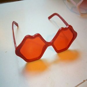 Kissy lips sunglasses - red with red lenses